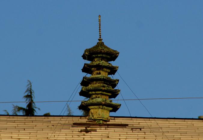 屋根の上の五重塔.JPG